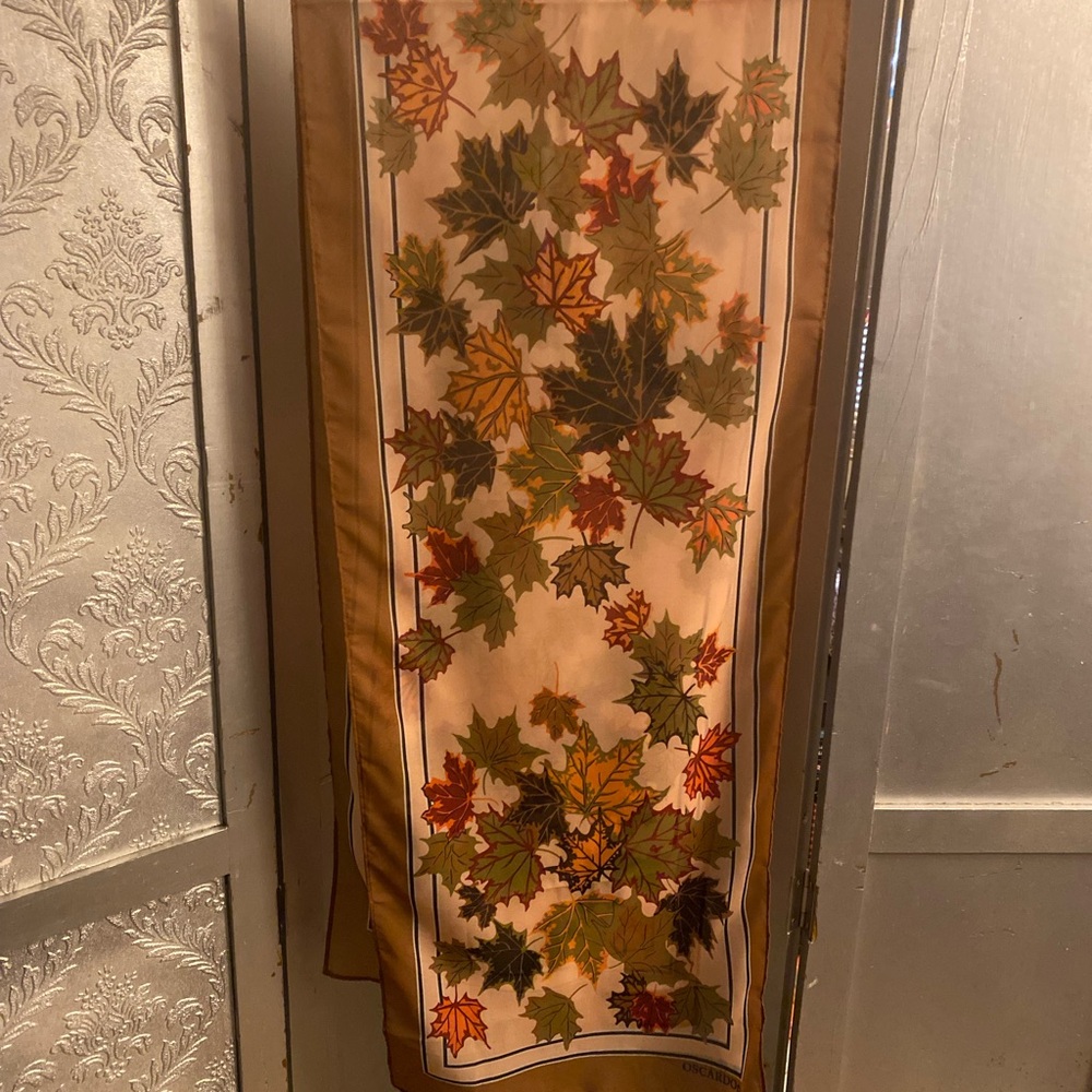 OSCARDO CANADA Eleanor Paine Aesotica Maple Leaf Oblong Scarf 14X61" Rectangle